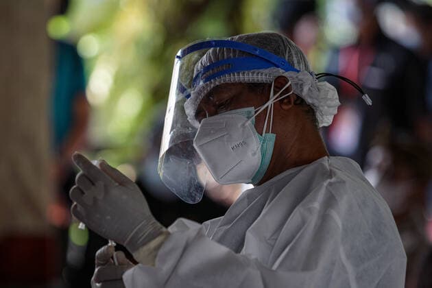 Coronavirus in Indonesien, Präsident Joko Widodo bei Impfstart in Gianyar, Bali March 16, 2021, Gianyar, Bali, Indonesia: A woman seen as she close her face with her hand during the vaccination. A mass Covid-19 vaccination towards citizens held in Ubud Great Palace, as a stage of Green Zone program in Bali. The Green Zone program involves three region in Bali; Ubud, Sanur and Nusa Dua, are sets to prepare international tourism reopening plan, which falls amid the outbreak. Gianyar Indonesia - ZUMAb245 20210316_zip_b245_006 Copyright: xDickyxBisinglasix