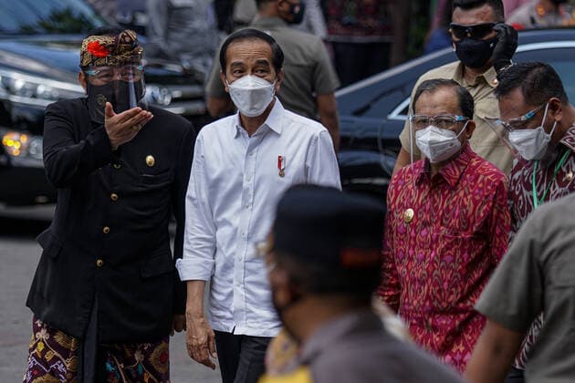 Coronavirus in Indonesien, Präsident Joko Widodo bei Impfstart in Gianyar, Bali March 16, 2021, Gianyar, Bali, Indonesia: Indonesian president JOKO WIDODO (white shirt) seen as he attend to launch the mass vaccination. A mass Covid-19 vaccination towards citizens held in Ubud Great Palace, as a stage of Green Zone program in Bali. The Green Zone program involves three region in Bali; Ubud, Sanur and Nusa Dua, are sets to prepare international tourism reopening plan, which falls amid the outbreak. Gianyar Indonesia - ZUMAb245 20210316_zip_b245_012 Copyright: xDickyxBisinglasix