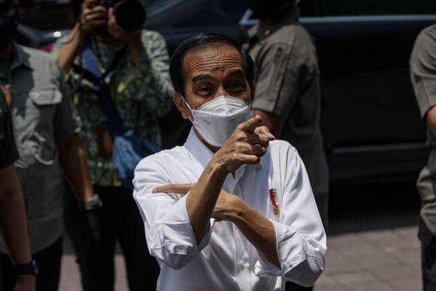 Coronavirus in Indonesien, Präsident Joko Widodo bei Impfstart in Gianyar, Bali March 16, 2021, Gianyar, Bali, Indonesia: Indonesian president JOKO WIDODO (white shirt) seen as he greets the people after launch the mass vaccination. A mass Covid-19 vaccination towards citizens held in Ubud Great Palace, as a stage of Green Zone program in Bali. The Green Zone program involves three region in Bali; Ubud, Sanur and Nusa Dua, are sets to prepare international tourism reopening plan, which falls amid the outbreak. Gianyar Indonesia - ZUMAb245 20210316_zip_b245_016 Copyright: xDickyxBisinglasix