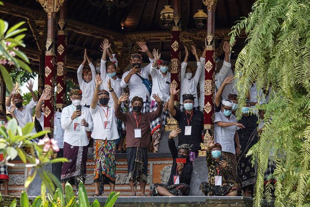 Coronavirus in Indonesien, Präsident Joko Widodo bei Impfstart in Gianyar, Bali March 16, 2021, Gianyar, Bali, Indonesia: Traditional music players of Gamelan waves their hands as they greet the president. A mass Covid-19 vaccination towards citizens held in Ubud Great Palace, as a stage of Green Zone program in Bali. The Green Zone program involves three region in Bali; Ubud, Sanur and Nusa Dua, are sets to prepare international tourism reopening plan, which falls amid the outbreak. Gianyar Indonesia - ZUMAb245 20210316_zip_b245_019 Copyright: xDickyxBisinglasix