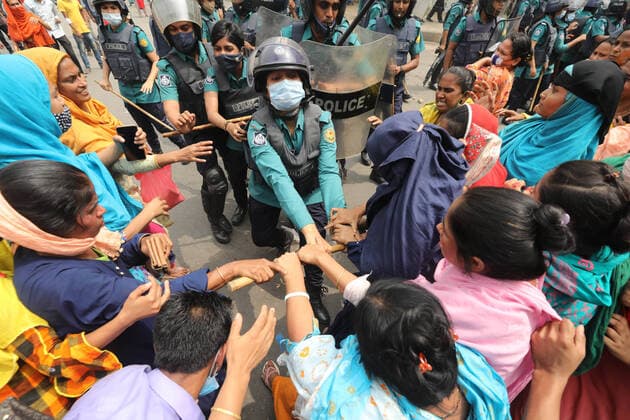 Bilder des Jahres 2021, News 03 März News Themen der Woche KW11 News Bilder des Tages March 16, 2021, Dhaka, Dhaka, Bangladesh: March, 16, 2021 Workers of two apparel factories located in Tejgaon took to the streets in the Tibet area today morning, demanding payment of their dues and protesting against layoffs.Several garment workers and police have been injured. Dhaka , Bangladesh Dhaka Bangladesh - ZUMAr338 20210316_zip_r338_008 Copyright: xHarun-Or-Rashidx