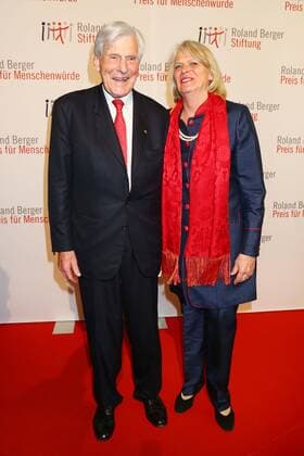Dr. Walter Leisler Kiep mit Dr. Beate Lindemann bei der Verleihung des Roland Berger Preis fuer Menschenwuerde 2012 - 13 im Juedischen Museum Berlin. *** Dr Walter Leisler Kiep with Dr Beate Lindemann at the presentation of the Roland Berger Human Dignity Award 2012 13 at the Jewish Museum Berlin Copyright: xEventpressxHerrRax