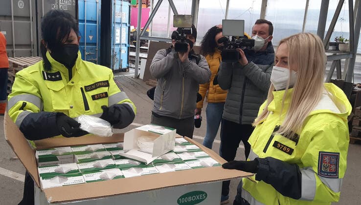 Coronavirus in Tschechien, Zoll in Prag endeckt unzertifizierten Atemschutzmasken aus China Prague customs officers have seized 680,000 respirators from China with no marking or certificate attesting to their efficiency in Prague, Czech Republic, March 16, 2021. The importer will have to either transport the protective means outside the EU or dispose of them. (CTKxPhoto AnnaxCharvatova) CTKPhotoP202103160442901  ana2