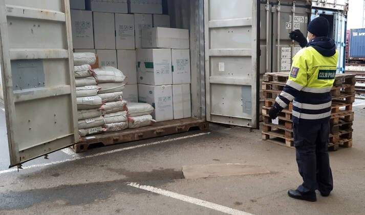 Coronavirus in Tschechien, Zoll in Prag endeckt unzertifizierten Atemschutzmasken aus China Prague customs officers have seized 680,000 respirators from China with no marking or certificate attesting to their efficiency in Prague, Czech Republic, March 16, 2021. The importer will have to either transport the protective means outside the EU or dispose of them. (CTKxPhoto AnnaxCharvatova) CTKPhotoP202103160443501  ana3