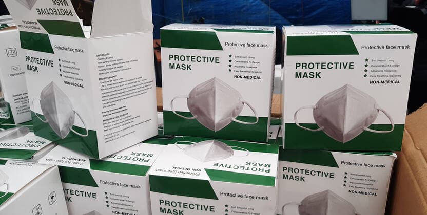 Coronavirus in Tschechien, Zoll in Prag endeckt unzertifizierten Atemschutzmasken aus China Prague customs officers have seized 680,000 respirators from China with no marking or certificate attesting to their efficiency in Prague, Czech Republic, March 16, 2021. The importer will have to either transport the protective means outside the EU or dispose of them. (CTKxPhoto AnnaxCharvatova) CTKPhotoP202103160443801  ana4
