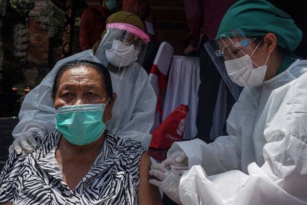 Coronavirus in Indonesien, Präsident Joko Widodo bei Impfstart in Gianyar, Bali March 16, 2021, Gianyar, Bali, Indonesia: Health workers jabs a Covid-19 vaccine towards a citizen. A mass Covid-19 vaccination towards citizens held in Ubud Great Palace, as a stage of Green Zone program in Bali. The Green Zone program involves three region in Bali; Ubud, Sanur and Nusa Dua, are sets to prepare international tourism reopening plan, which falls amid the outbreak. Gianyar Indonesia - ZUMAb245 20210316_zip_b245_020 Copyright: xDickyxBisinglasix