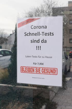 Aushang im Fenster der Apotheke - Moerfelden-Walldorf 16.03.2021: COVID-19 Schnelltest in der Robert-Koch-Apotheke