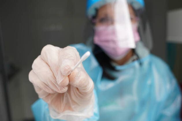 Aus dem Fenster des Labors führt Carola Poller-Marckwardt Covid-19-Schnelltests durch - Moerfelden-Walldorf 16.03.2021: COVID-19 Schnelltest in der Robert-Koch-Apotheke