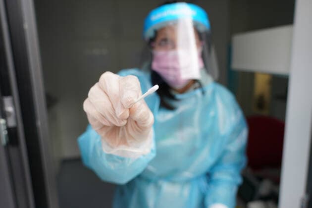 Aus dem Fenster des Labors führt Carola Poller-Marckwardt Covid-19-Schnelltests durch - Moerfelden-Walldorf 16.03.2021: COVID-19 Schnelltest in der Robert-Koch-Apotheke