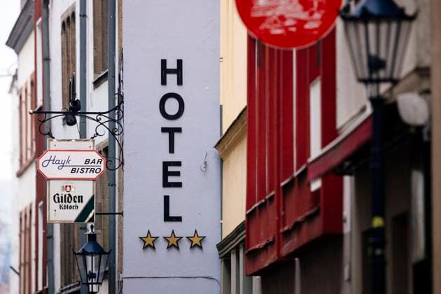 Ein Hotel in der Kölner Altstadt. Immer mehr Hotels in Köln und Bonn bieten so genannte Home-Office-Zimmer an. Die Corona-Schutzverordnung erlaubt diese Art der Hotelnutzung in NRW, auch, dass Hoteliers ihre Gäste per Room-Service bewirten können. (Themenbild, Symbolbild) Köln, 15.03.2021