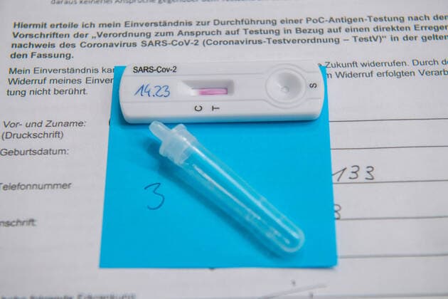 Aue, Deutschland 16. Maerz 2021: Ein Corona-Schnelltest der zur Bekämpfung der Corona-Pandemie eingesetzt wird, liegt auf einer Einverständniserklärung, die von jedem Teilnehmer vor dem Abstrich ausgefüllt werden muss. Sachsen Copyright: xFotostandx xDostmannx