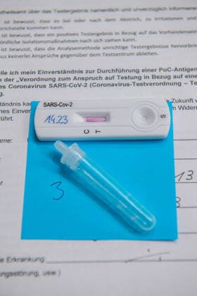 Aue, Deutschland 16. Maerz 2021: Ein Corona-Schnelltest der zur Bekämpfung der Corona-Pandemie eingesetzt wird, liegt auf einer Einverständniserklärung, die von jedem Teilnehmer vor dem Abstrich ausgefüllt werden muss. Sachsen Copyright: xFotostandx xDostmannx
