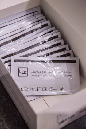 Aue, Deutschland 16. Maerz 2021: Ein Corona-Schnelltest der zur Bekämpfung der Corona-Pandemie eingesetzt wird. Im Bild sind verpackte Novel Corona-Schnelltests von blnk zu sehen. Sachsen Copyright: xFotostandx xDostmannx