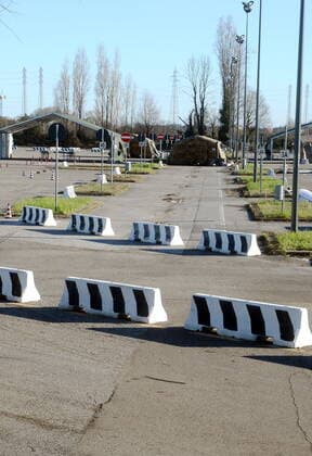 Coronavirus in Italien,AstraZeneca Impfstopp sorgt für Schließung von Impfzentrum in Mailand Milan, Hub for anti-covid vaccinations, Trenno Park managed by the Army, closed due to AstraZeneca vaccine stop Editorial Usage Only  Copyright: xMaurizioxMaulex xIPAx