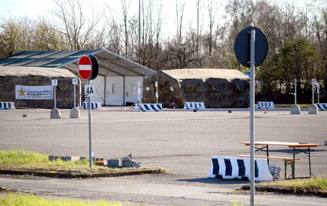 Coronavirus in Italien,AstraZeneca Impfstopp sorgt für Schließung von Impfzentrum in Mailand Milan, Hub for anti-covid vaccinations, Trenno Park managed by the Army, closed due to AstraZeneca vaccine stop Editorial Usage Only  Copyright: xMaurizioxMaulex xIPAx