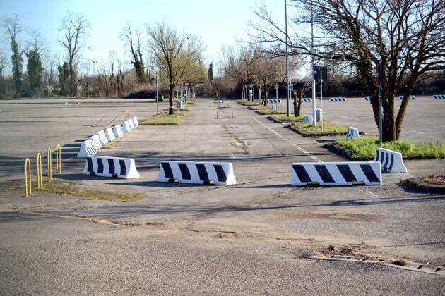 Coronavirus in Italien,AstraZeneca Impfstopp sorgt für Schließung von Impfzentrum in Mailand Milan, Hub for anti-covid vaccinations, Trenno Park managed by the Army, closed due to AstraZeneca vaccine stop Editorial Usage Only  Copyright: xMaurizioxMaulex xIPAx