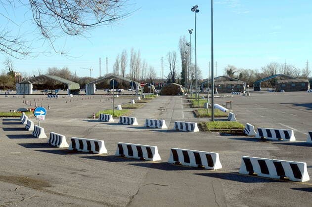 Coronavirus in Italien,AstraZeneca Impfstopp sorgt für Schließung von Impfzentrum in Mailand Milan, Hub for anti-covid vaccinations, Trenno Park managed by the Army, closed due to AstraZeneca vaccine stop Editorial Usage Only  Copyright: xMaurizioxMaulex xIPAx
