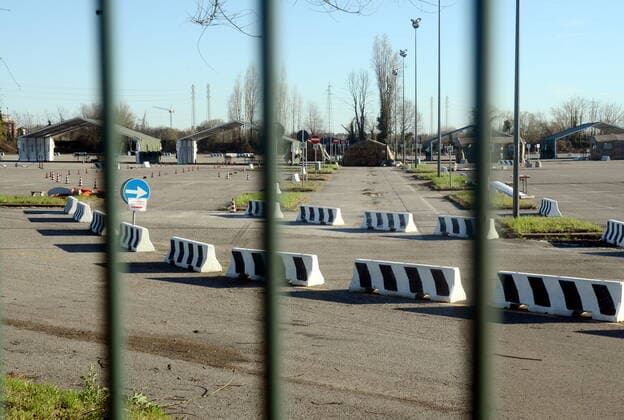Coronavirus in Italien,AstraZeneca Impfstopp sorgt für Schließung von Impfzentrum in Mailand Milan, Hub for anti-covid vaccinations, Trenno Park managed by the Army, closed due to AstraZeneca vaccine stop Editorial Usage Only  Copyright: xMaurizioxMaulex xIPAx