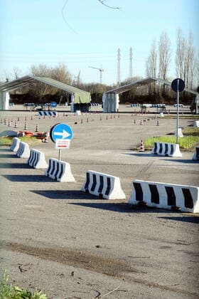 Coronavirus in Italien,AstraZeneca Impfstopp sorgt für Schließung von Impfzentrum in Mailand Milan, Hub for anti-covid vaccinations, Trenno Park managed by the Army, closed due to AstraZeneca vaccine stop Editorial Usage Only  Copyright: xMaurizioxMaulex xIPAx