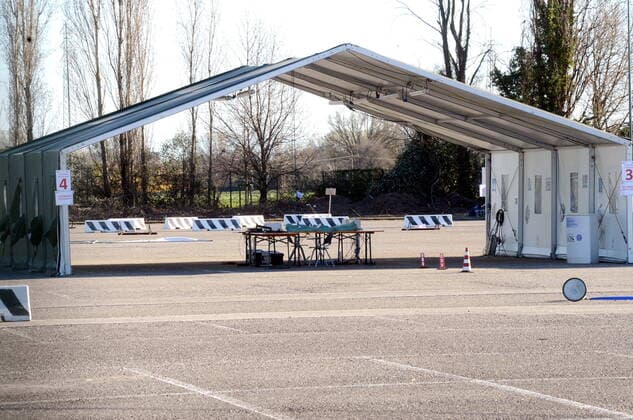 Coronavirus in Italien,AstraZeneca Impfstopp sorgt für Schließung von Impfzentrum in Mailand Milan, Hub for anti-covid vaccinations, Trenno Park managed by the Army, closed due to AstraZeneca vaccine stop Editorial Usage Only  Copyright: xMaurizioxMaulex xIPAx