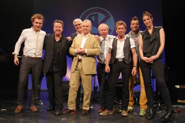Duncan Townsend, Sebastian Krumbiegel, Laudator Sky du Mont, Matthias Graf Lambsdorff (Schlitzohr), Moderator Tom Buhrow, Preistraeger Peter Maffay, Laith al Deen und Soe Tolley, Preisverleihung des Goldenen Schlitzohrs 2013 an Peter Maffay im St. Pauli Theater, Hamburg, 18.05.2013 *** Duncan Townsend, Sebastian Krumbiegel, laudator Sky du Mont, Matthias Graf Lambsdorff Schlitzohr , presenter Tom Buhrow, award winner Peter Maffay, Laith al Deen and Soe Tolley, award ceremony of the Golden Schlitzohr 2013 to Peter Maffay at St Pauli Theater, Hamburg, 18 05 2013 Copyright: xeventpress mpx