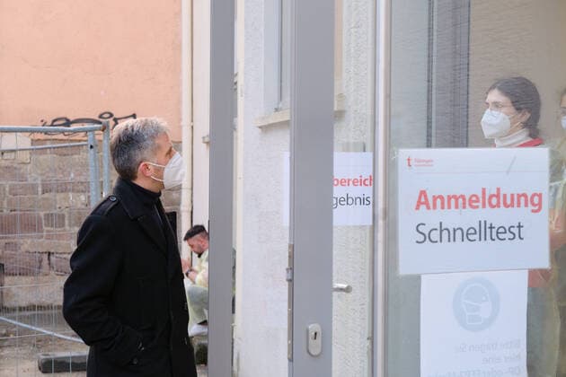 Tuebingen Boris Palmer Tuebingen wird Modellstadt für Corona-Lockerungen, 16.03.2021 Oberbuergermeister Boris Palmer besucht die Corona-Schnelltest Station an der Kulturhalle und erkundigt sich. Tuebingen, 16.03.2021 Copyright: xEibner-Pressefoto ThomasxDingesx EP_TDS