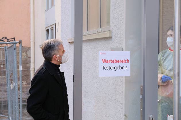 Tuebingen Boris Palmer Tuebingen wird Modellstadt für Corona-Lockerungen, 16.03.2021 Oberbuergermeister Boris Palmer besucht die Corona-Schnelltest Station an der Kulturhalle und erkundigt sich. Tuebingen, 16.03.2021 Copyright: xEibner-Pressefoto ThomasxDingesx EP_TDS