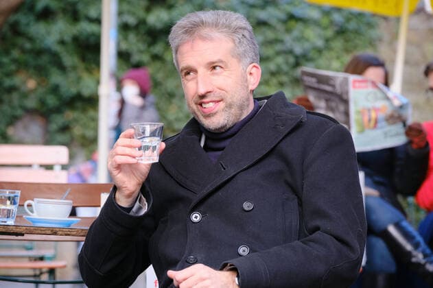 Tuebingen Boris Palmer Tuebingen wird Modellstadt für Corona-Lockerungen, 16.03.2021 Oberbuergermeister Boris Palmer sitzt in der Außengastronomie und trinkt ein Glas Wasser. Tuebingen, 16.03.2021 Copyright: xEibner-Pressefoto ThomasxDingesx EP_TDS