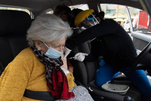 Coronavirus in Chile, Drive in Impfzentrum mit Sinovac Impfstoff in Santiago March 16, 2021, Santiago, Metropolitana, Chile: A woman is vaccinated with her second dose of the Sinovac COVID-19 vaccine at a drive-thru vaccination site in Santiago, Chile. So far, almost 5 million people have been vaccinated in the country, and 41% of them with the second dose. Santiago Chile - ZUMAb332 20210316_zip_b332_004 Copyright: xMatiasxBasualdox
