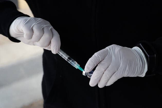 Coronavirus in Chile, Drive in Impfzentrum mit Sinovac Impfstoff in Santiago March 16, 2021, Santiago, Metropolitana, Chile: A nurse prepares a dose of the Sinovac vaccine for Covid-19. So far, almost 5 million people have been vaccinated in the country, and 41% of them with the second dose. Santiago Chile - ZUMAb332 20210316_zip_b332_008 Copyright: xMatiasxBasualdox