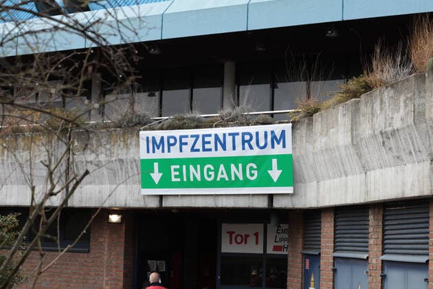 16.03.2021, Aktuelles, Politik, Fotoaufnahmen am Impfzentrum in Gelsenkirchen am Tag nach der Bekanntgabe, dass der Impfstoff von AstraZeneca nicht mehr verimpft wird. Gelsenkirchen Emscher-Lippe-Halle - Impfzentrum Gelsenkirchen NRW Deutschland xRHR-FOTO 219x