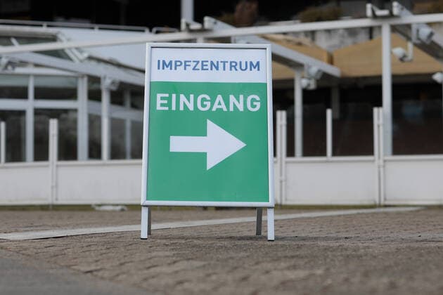 16.03.2021, Aktuelles, Politik, Fotoaufnahmen am Impfzentrum in Gelsenkirchen am Tag nach der Bekanntgabe, dass der Impfstoff von AstraZeneca nicht mehr verimpft wird. Gelsenkirchen Emscher-Lippe-Halle - Impfzentrum Gelsenkirchen NRW Deutschland xRHR-FOTO 219x