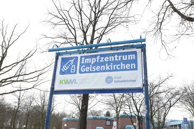 16.03.2021, Aktuelles, Politik, Fotoaufnahmen am Impfzentrum in Gelsenkirchen am Tag nach der Bekanntgabe, dass der Impfstoff von AstraZeneca nicht mehr verimpft wird. Gelsenkirchen Emscher-Lippe-Halle - Impfzentrum Gelsenkirchen NRW Deutschland xRHR-FOTO 219x