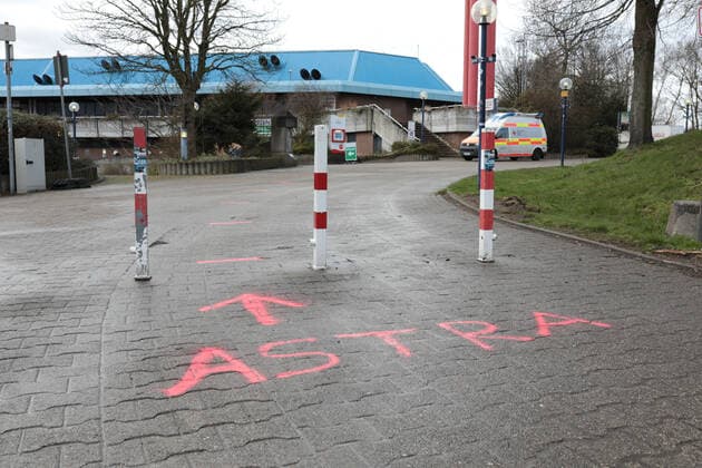 16.03.2021, Aktuelles, Politik, Fotoaufnahmen am Impfzentrum in Gelsenkirchen am Tag nach der Bekanntgabe, dass der Impfstoff von AstraZeneca nicht mehr verimpft wird. Gelsenkirchen Emscher-Lippe-Halle - Impfzentrum Gelsenkirchen NRW Deutschland xRHR-FOTO 219x