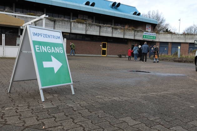 16.03.2021, Aktuelles, Politik, Fotoaufnahmen am Impfzentrum in Gelsenkirchen am Tag nach der Bekanntgabe, dass der Impfstoff von AstraZeneca nicht mehr verimpft wird. Gelsenkirchen Emscher-Lippe-Halle - Impfzentrum Gelsenkirchen NRW Deutschland xRHR-FOTO 219x