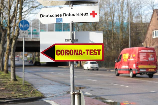 16.03.2021, Aktuelles, Politik, Fotoaufnahmen am Impfzentrum in Gelsenkirchen am Tag nach der Bekanntgabe, dass der Impfstoff von AstraZeneca nicht mehr verimpft wird. Gelsenkirchen Emscher-Lippe-Halle - Impfzentrum Gelsenkirchen NRW Deutschland xRHR-FOTO 219x