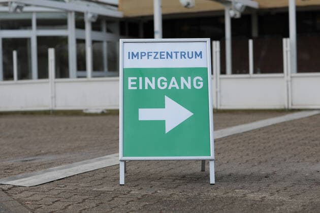16.03.2021, Aktuelles, Politik, Fotoaufnahmen am Impfzentrum in Gelsenkirchen am Tag nach der Bekanntgabe, dass der Impfstoff von AstraZeneca nicht mehr verimpft wird. Gelsenkirchen Emscher-Lippe-Halle - Impfzentrum Gelsenkirchen NRW Deutschland xRHR-FOTO 219x