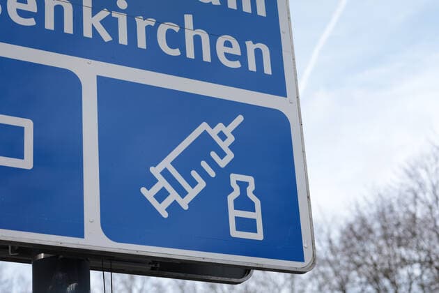 16.03.2021, Aktuelles, Politik, Fotoaufnahmen am Impfzentrum in Gelsenkirchen am Tag nach der Bekanntgabe, dass der Impfstoff von AstraZeneca nicht mehr verimpft wird. Gelsenkirchen Emscher-Lippe-Halle - Impfzentrum Gelsenkirchen NRW Deutschland xRHR-FOTO 219x