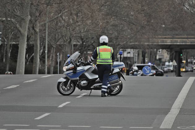 Polizist mit Motorrad sperrt Straße ab 16.3.2021 Staatsbesuch von Reuven Rivlin, Staatspräsident von Israel, bei Bundespräsident Frank-Walter Steinmeier am 16.3.2021, Polizei mit Blaulicht und Eskorte, Sicherheit Berlin Berlin Berlin GER *** Police officer with motorcycle blocking road 16 3 2021 State visit of Reuven Rivlin, President of Israel, to German President Frank Walter Steinmeier on 16 3 2021, police with blue lights and escort, security Berlin Berlin Berlin GER