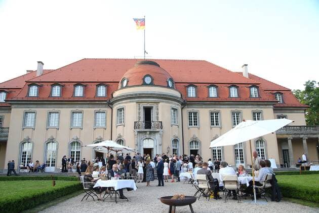 Ueberischt beim Cocktail Prolonge der SEMI FINAL JUDGINGS der INTERNATIONAL EMMY Â? AWARDS 2013 in der Villa Borsig, Schwarzer Weg 45, D-13505 Berlin *** Mixed at the Cocktail Prolonge of the SEMI FINAL JUDGINGS of the INTERNATIONAL EMMY Â AWARDS 2013 at Villa Borsig, Schwarzer Weg 45, D 13505 Berlin Copyright: xEventpressxHerrRax