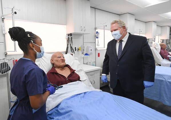 Kanada, Krankenpflege- Auszubildende lernen an lebensechten Puppen in Toronto March 16, 2021, Toronto, on, Canada: Ontario Premier Doug Ford, right, talks with nursing student Kelesha Bruce as he tours a mock up health-care unit that have second year nursing students working on high fidelity simulators at Humber College during the COVID-19 pandemic in Toronto on Tuesday, March 16, 2021. Toronto Canada  - ZUMAc35_ 20210316_zaf_c35_024 Copyright: xNathanxDenettex