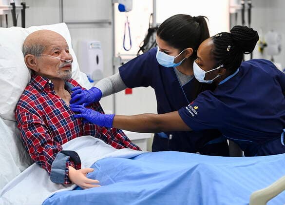 Kanada, Krankenpflege- Auszubildende lernen an lebensechten Puppen in Toronto March 16, 2021, Toronto, on, Canada: Second year nursing students Kelesha Bruce, right, and Sepideh Ferrie work on a high fidelity simulator at Humber College during the COVID-19 pandemic in Toronto on Tuesday, March 16, 2021. Toronto Canada  - ZUMAc35_ 20210316_zaf_c35_033 Copyright: xNathanxDenettex