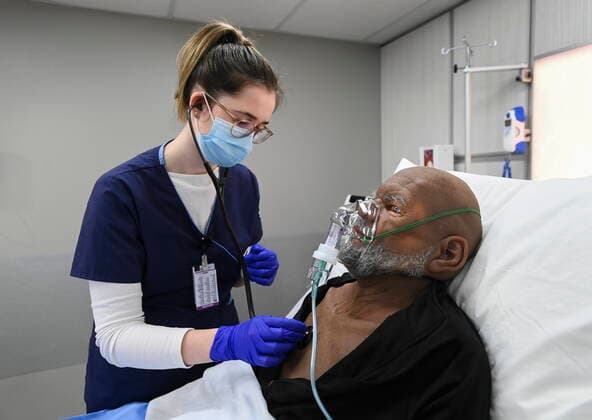 Kanada, Krankenpflege- Auszubildende lernen an lebensechten Puppen in Toronto March 16, 2021, Toronto, on, Canada: Second year nursing student Mikaela Dillabaugh works on a high fidelity simulator at Humber College during the COVID-19 pandemic in Toronto on Tuesday, March 16, 2021. Toronto Canada  - ZUMAc35_ 20210316_zaf_c35_035 Copyright: xNathanxDenettex