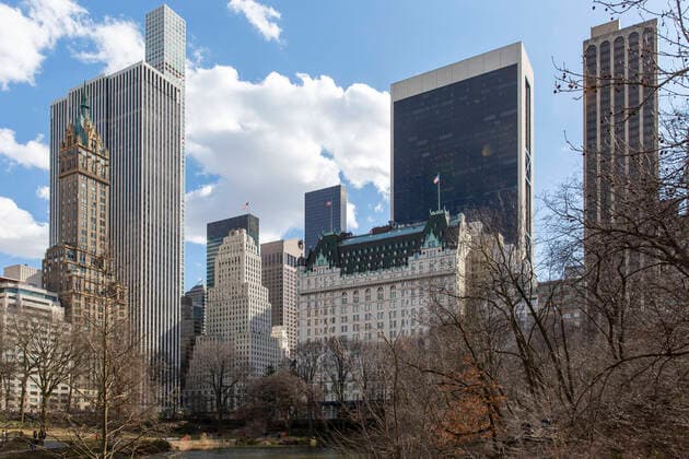 Architektur von Gordon Bunshaft March 14, 2021, New York, New York, USA: View of Central Park South and Fifth Ave from inside Central Park. The Plaza Hotel (center) surrounded by The Sherry-Netherland and General Motors Building (left), Solow Building (in the background) and the Park Lane Hotel New York USA - ZUMAr174 20210314_znp_r174_025 Copyright: xGinaxMxRandazzox