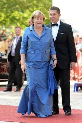 Bundeskanzlerin Angela Merkel und Ehemann Joachim Sauer Eroeffnung der Bayreuther Festspiele 2013 (Richard Wagner Festspiele Bayreuth) mit dem Eroeffnungsstueck - Der Fliegende Hollaender - im Festspielhaus Bayreuth. *** German Chancellor Angela Merkel and husband Joachim Sauer Opening of the Bayreuth Festival 2013 Richard Wagner Festival Bayreuth with the opening piece Der Fliegende Hollaender at the Festspielhaus Bayreuth Copyright: xEventpressxHannesxMagerstaedtx