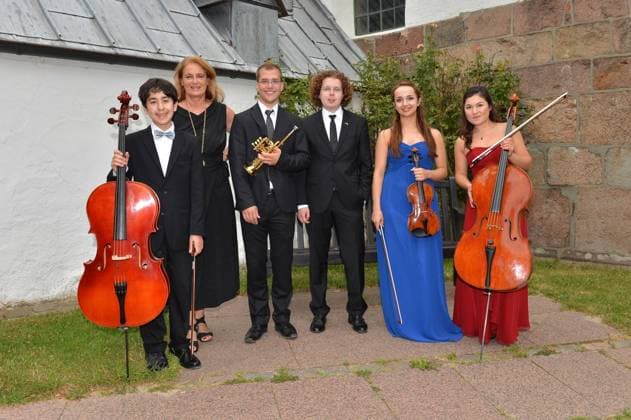 Irene Schulte-Hillen mit den Stipendiaten der Stiftung Sommerkonzert der Deutsche Stiftung Musikleben in der St. Severin-Kirche in Keitum Sylt Copyright: xEventpressxRexx