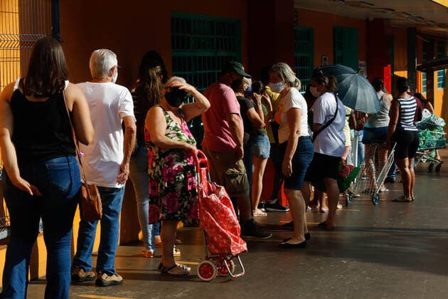 Coronavirus in Brasilien, Lange Schlangen vor Supermarkt in Ribeirao Preto vor Lockdown RIBEIRÃO PRETO, SP - 16.03.2021: LOCKDOWN EM RIBEIRÃO PRETO - After the Mayor of Ribeirão Preto, in the interior of São Paulo, decreed a lockdown as of tomorrow, people formed long lines at the door of supermarkets in search of food. x2043318x  JoelxSilva
