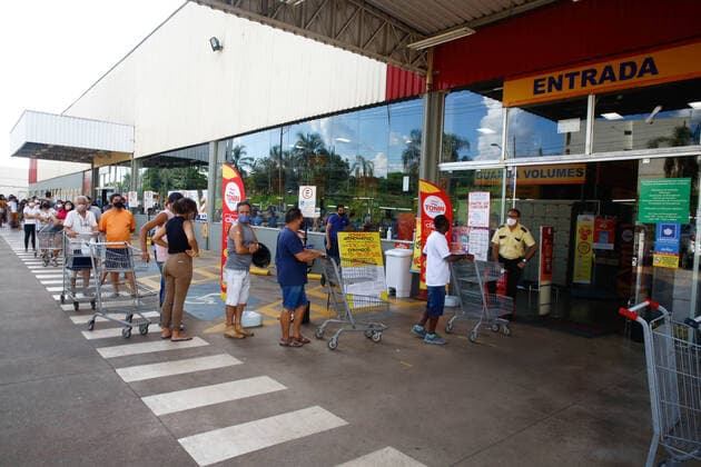 Coronavirus in Brasilien, Lange Schlangen vor Supermarkt in Ribeirao Preto vor Lockdown RIBEIRÃO PRETO, SP - 16.03.2021: LOCKDOWN EM RIBEIRÃO PRETO - After the Mayor of Ribeirão Preto, in the interior of São Paulo, decreed a lockdown as of tomorrow, people formed long lines at the door of supermarkets in search of food. x2043322x  JoelxSilva