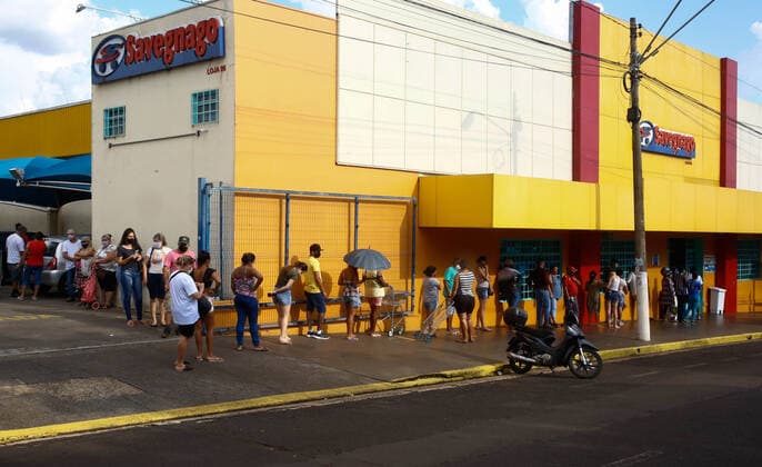 Coronavirus in Brasilien, Lange Schlangen vor Supermarkt in Ribeirao Preto vor Lockdown RIBEIRÃO PRETO, SP - 16.03.2021: LOCKDOWN EM RIBEIRÃO PRETO - After the Mayor of Ribeirão Preto, in the interior of São Paulo, decreed a lockdown as of tomorrow, people formed long lines at the door of supermarkets in search of food. x2043325x  JoelxSilva