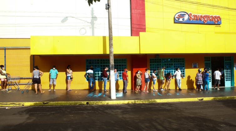 Coronavirus in Brasilien, Lange Schlangen vor Supermarkt in Ribeirao Preto vor Lockdown RIBEIRÃO PRETO, SP - 16.03.2021: LOCKDOWN EM RIBEIRÃO PRETO - After the Mayor of Ribeirão Preto, in the interior of São Paulo, decreed a lockdown as of tomorrow, people formed long lines at the door of supermarkets in search of food. x2043340x  JoelxSilva